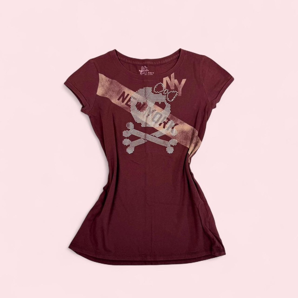 Y2K Old Navy maroon short sleeve baby tee with skull graphic